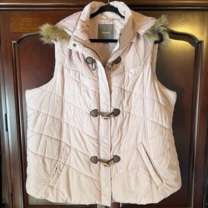 Maurice’s puffer vest with removable hood with fur. Size 3